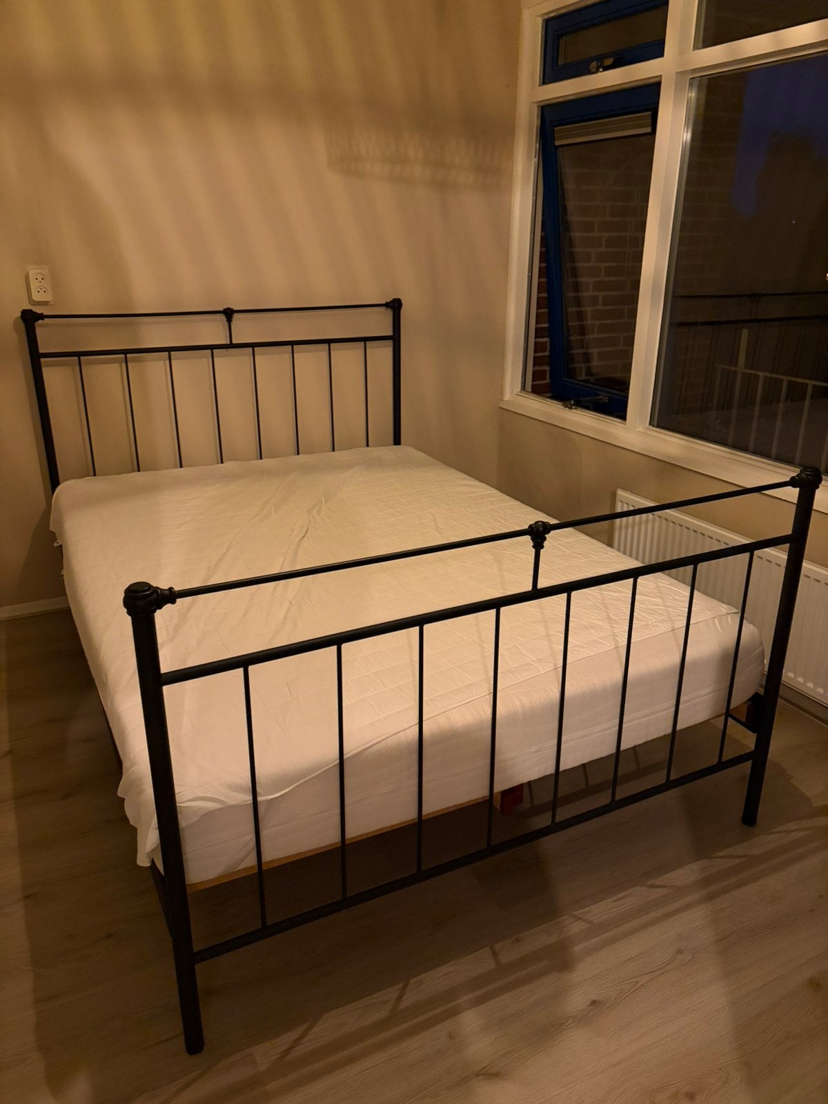 Bed met goed matras, Ophalen, Eenpersoons, Hout