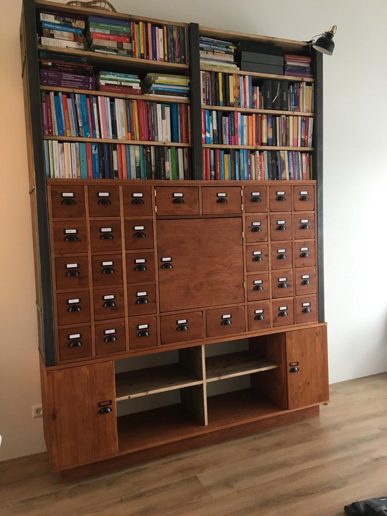 Industriële houten boekenkast / bibliotheekkast, Ophalen, Zo goed als nieuw, 25 tot 50 cm, 200 cm of meer