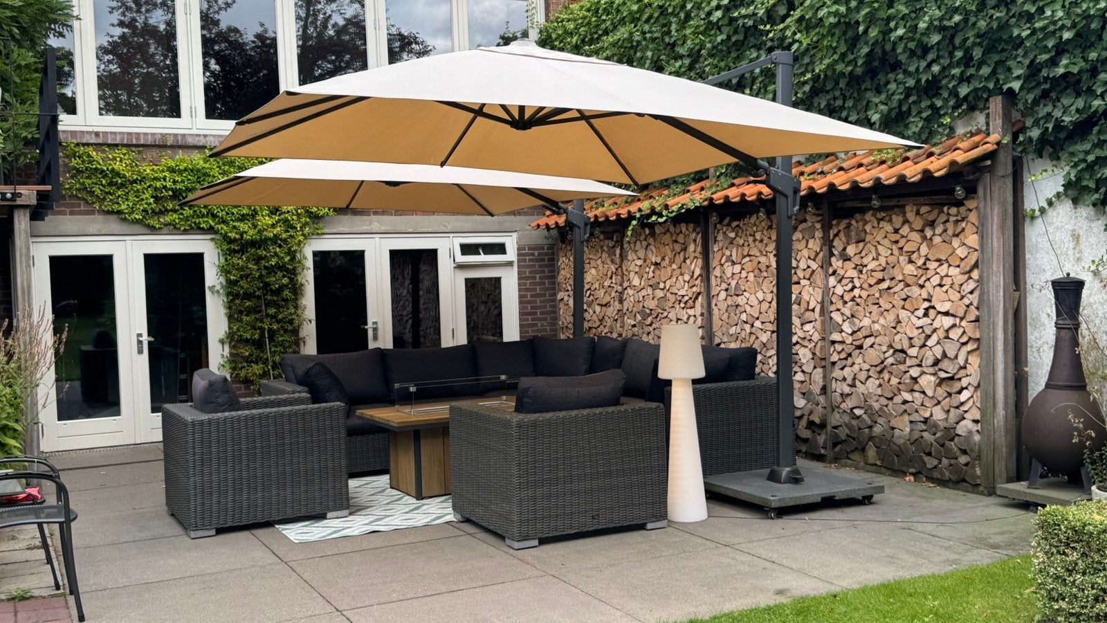 Loungeset+vuurtafel+parasols (ook in delen te koop), Ophalen, Zo goed als nieuw