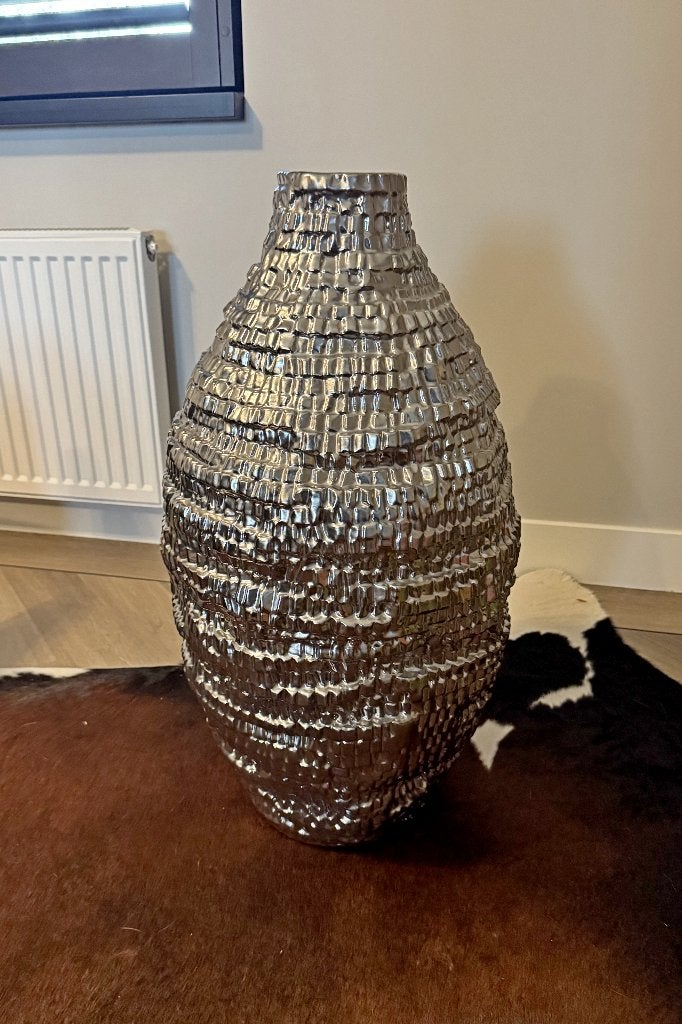Te koop grote zilverkleurige vaas / pot, Ophalen, 67 cm, Met patroon/structuur, Nieuw