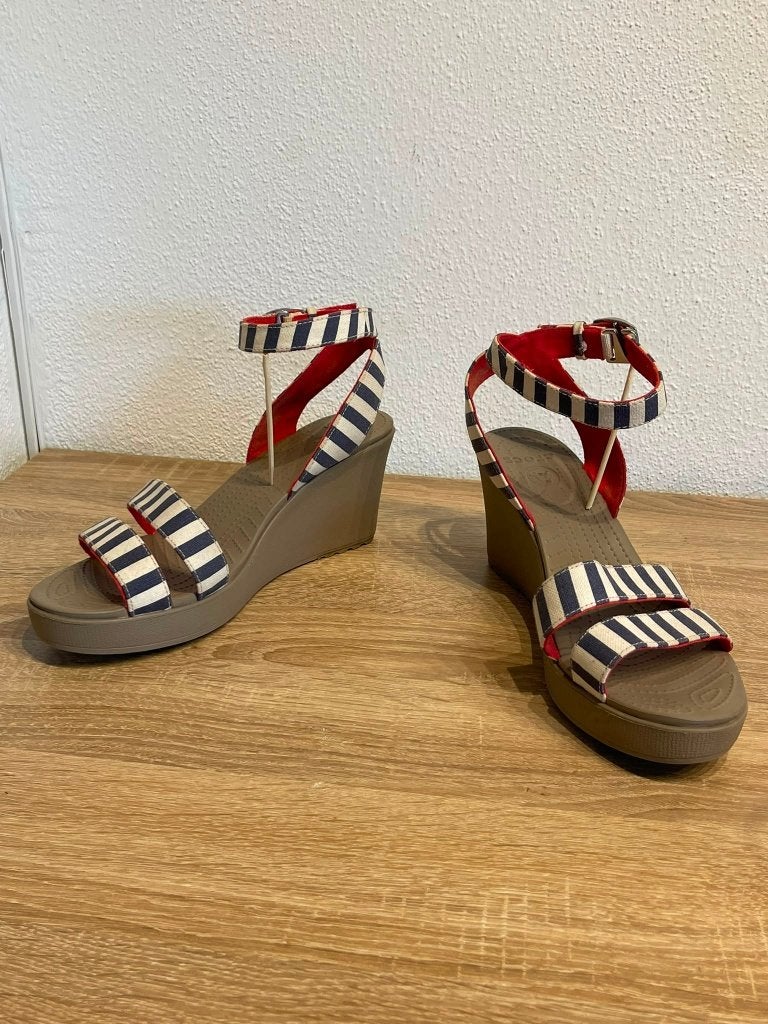 Crocs Wedge Sandalen EU 41 (W10) | Marine Streep | Comfort, Crocs, Crocs, Zo goed als nieuw, Crocs