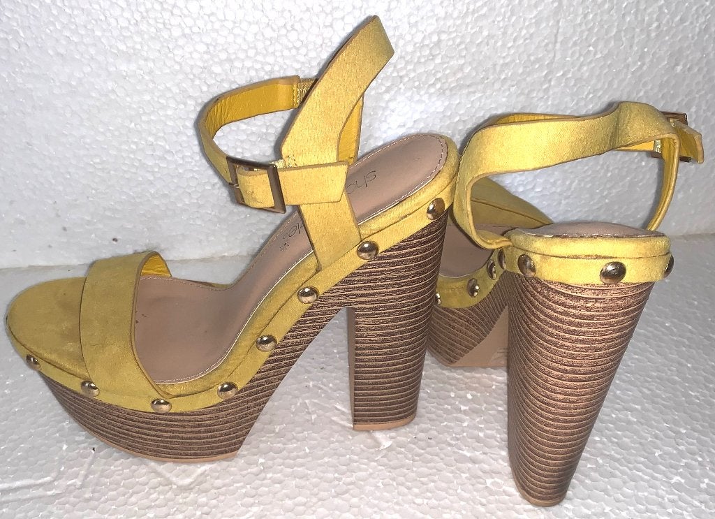 Sexy klomp gele hakken met studs maat 36, Geel, Sandalen of Muiltjes, Ophalen of Verzenden, Shoe dazzle