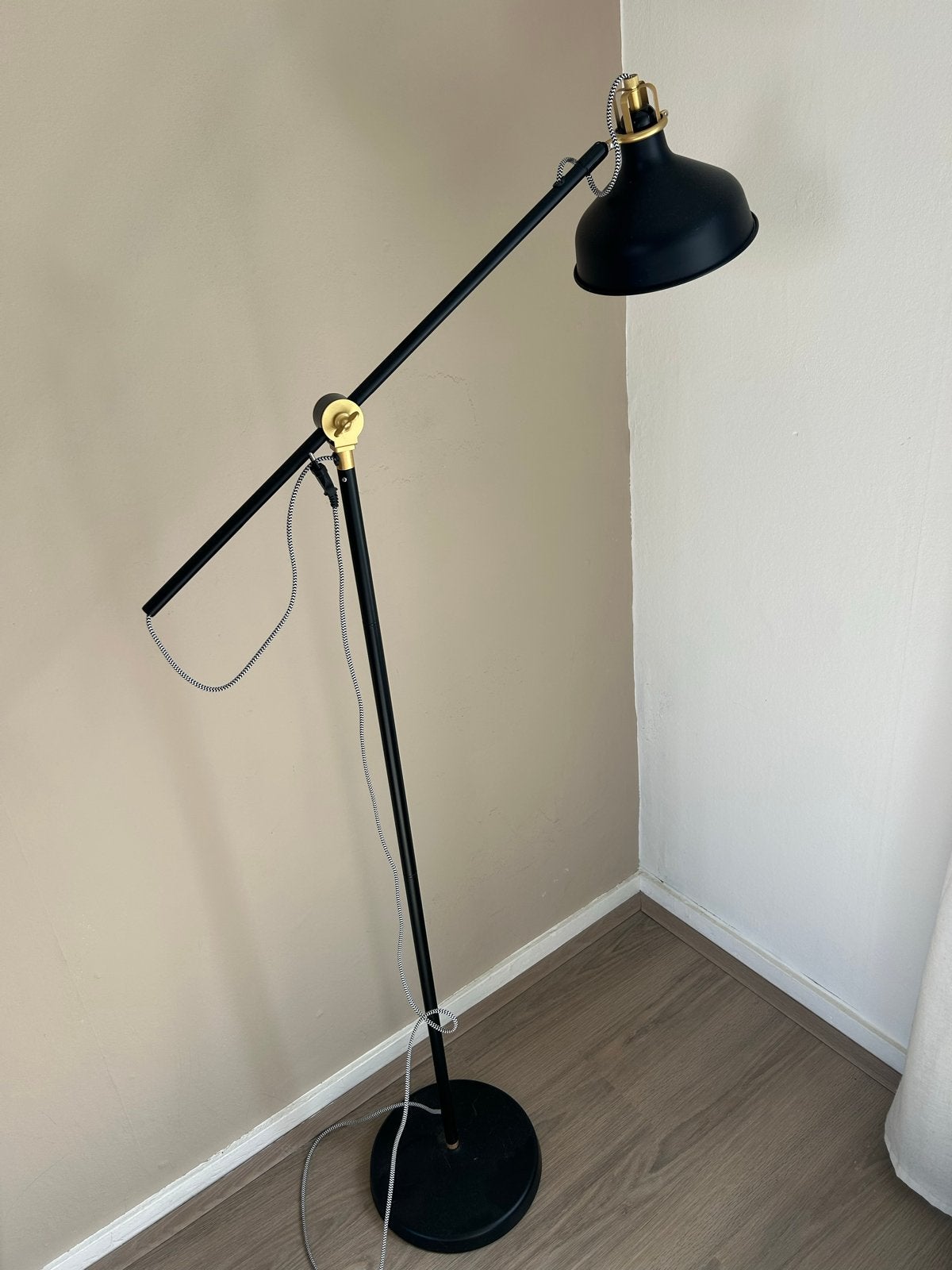 IKEA Ranarp Vloerlamp - Zwart met messing details, Ophalen, Gebruikt, E27 (groot), Metaal