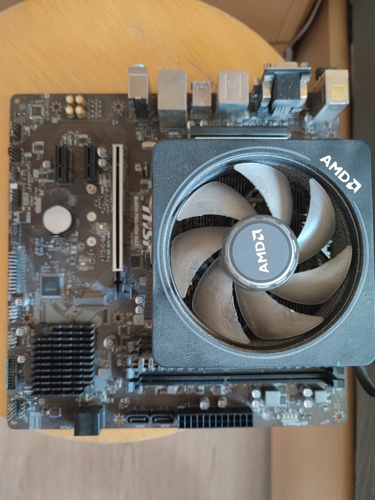 MSI B450M PRO-VDH MAX moederbord met AMD Wraith koeler, Gebruikt, DDR4, AM4, Ophalen of Verzenden
