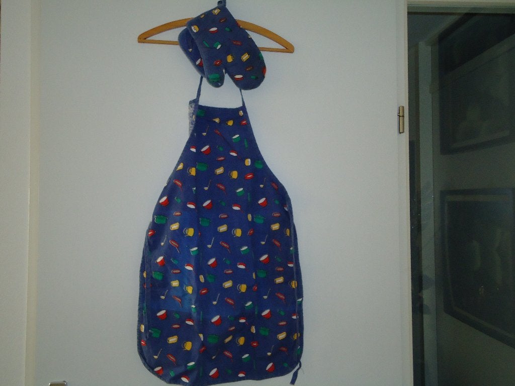 set met schort , ovenwant en pannenlap , blauw met pannetjes, Gebruikt, Overige typen, Ophalen of Verzenden, Met decoratie