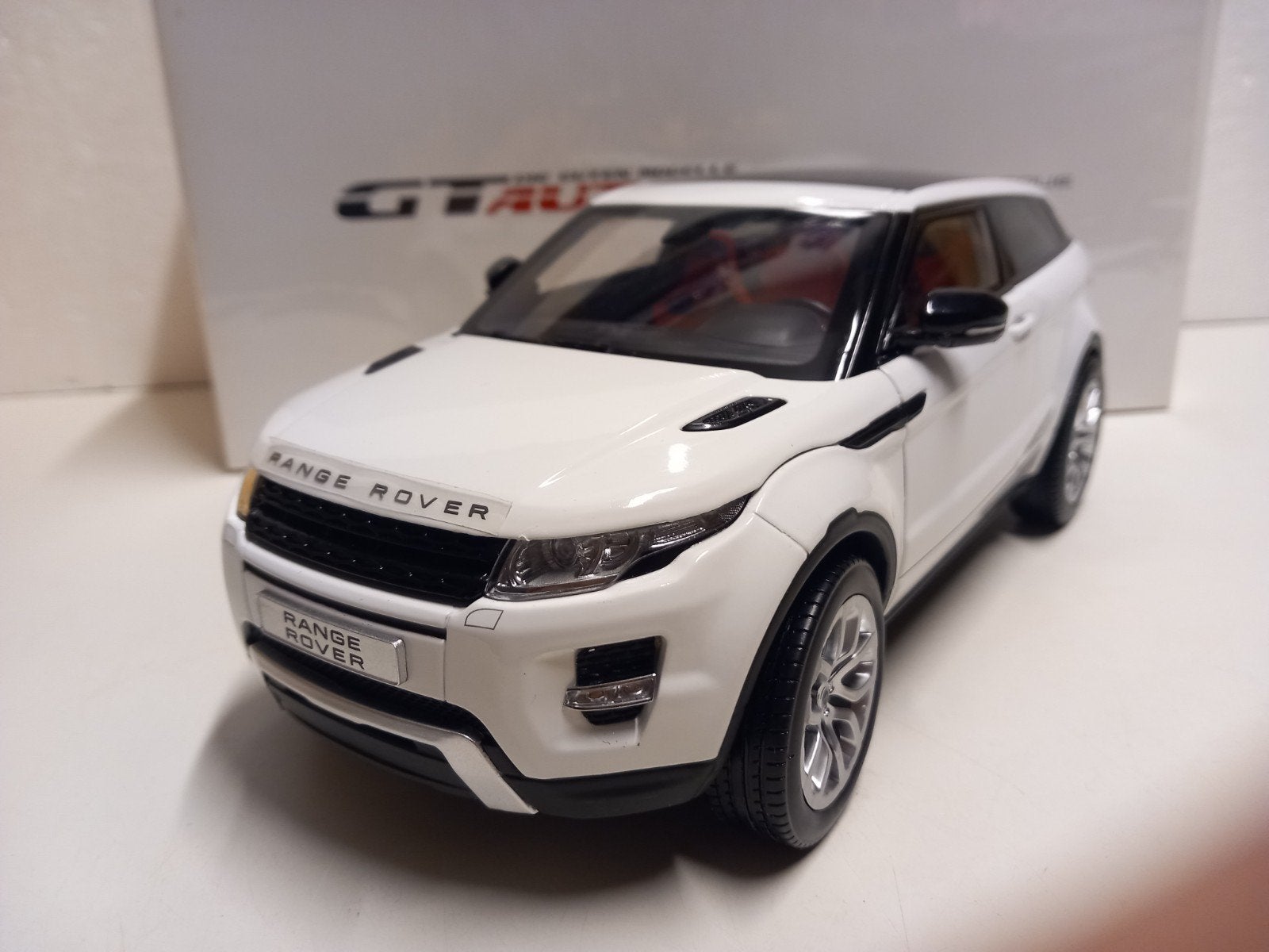 Range Rover Evoque 2011 white GTAutos metal 1:18 KRD, Ophalen of Verzenden, Zo goed als nieuw, Auto, Overige merken
