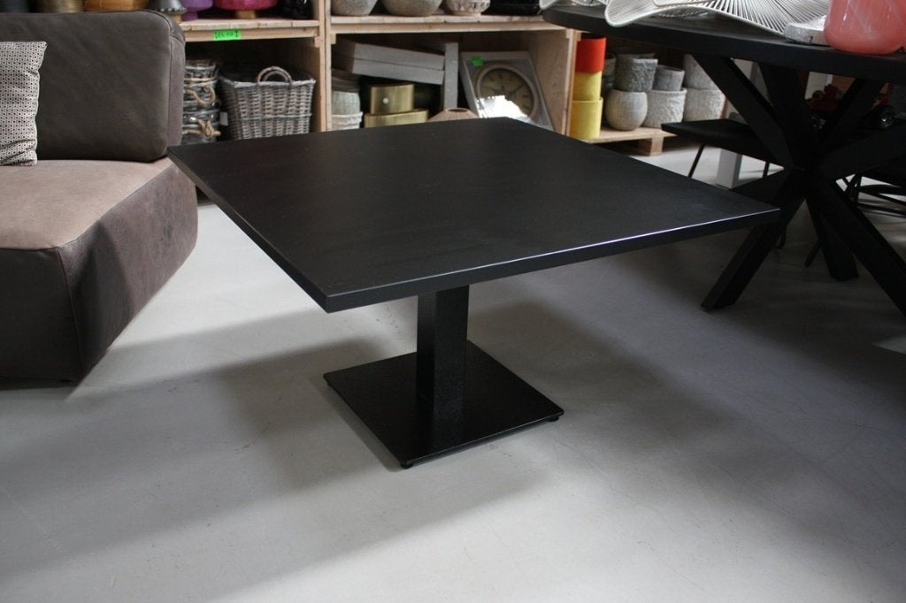Zwarte vierkante salontafel met 1 voet 90 x 90 cm.