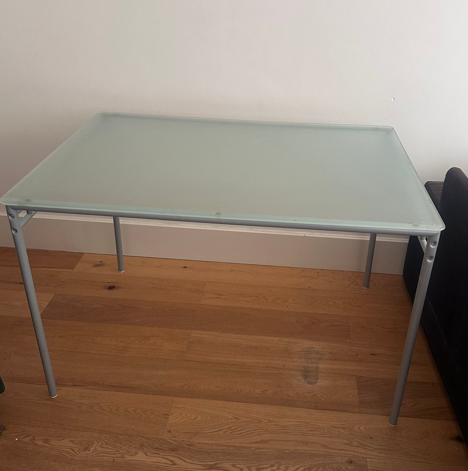 Glazen eettafel met metalen onderstel, Huis en Inrichting, Ophalen, Gebruikt, 100 tot 150 cm, 50 tot 100 cm