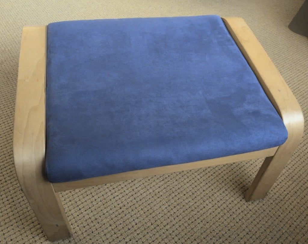 IKEA Poäng voetenbank met blauw kussen, Huis en Inrichting, Ophalen, Hout, Modern, Scandinavisch, 50 tot 75 cm