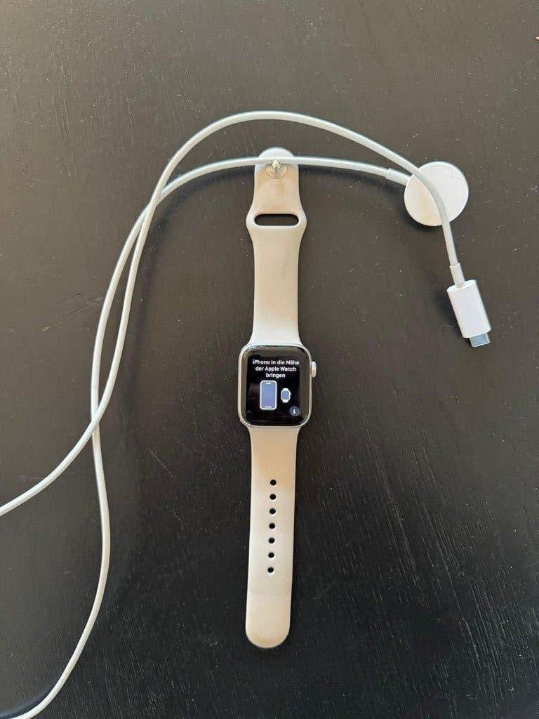 Apple Watch SE 40 mm Starlight (2023) – goed werkend + lader, Sieraden, Tassen en Uiterlijk, Smartwatches, Gebruikt, Apple Watch ⌚️