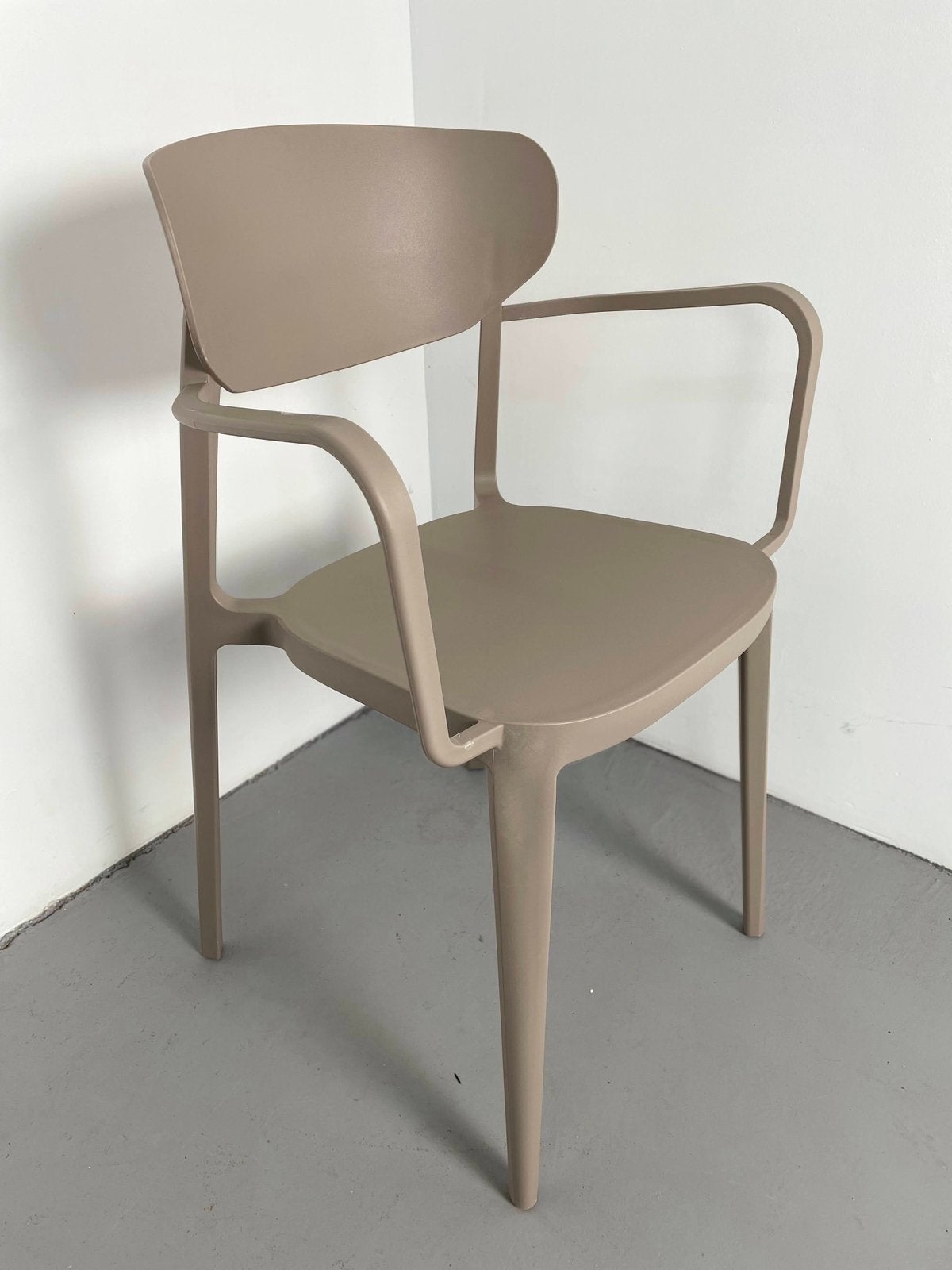 39x Nieuwe design stapelstoelen met armleuningen - taupe, Ophalen, Kunststof, Overige kleuren, Nieuw