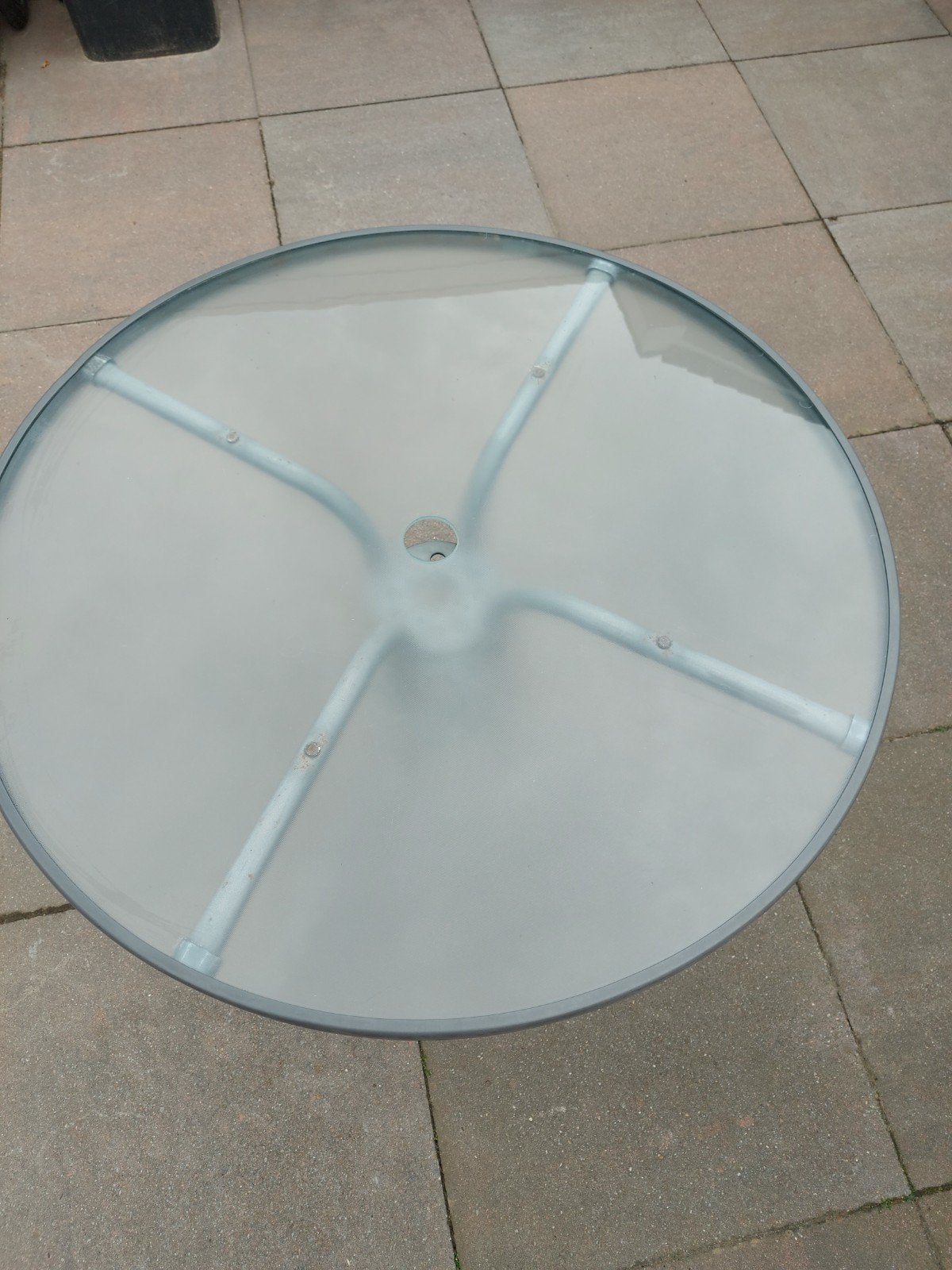 Degelijke ronde tuintafel met glazen blad voor balkon tuin, Ophalen, Gebruikt, Rond, Metaal