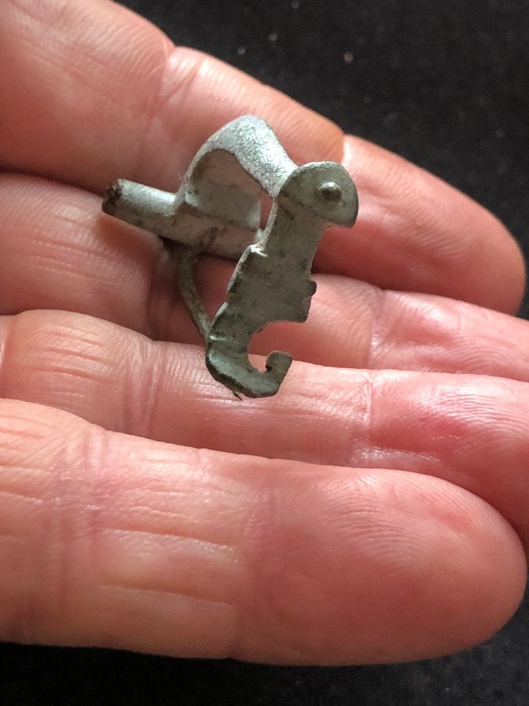 ROMEINSE Knie FIBULA intacte mantelspeld 1800jr Bodemvondst, Ophalen of Verzenden, Brons