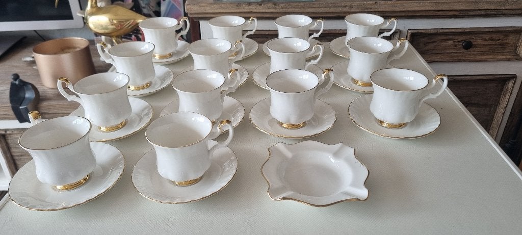 Val D'or Royal Albert gave dames kop en schotel 10 e per st, Huis en Inrichting, Keuken | Servies, Nieuw, Ophalen of Verzenden