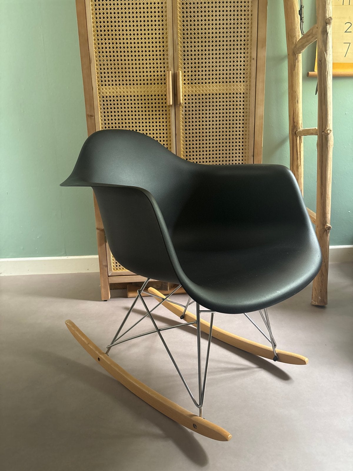 Zo goed als nieuwe schommelstoel, altijd op logeerkamer, Huis en Inrichting, Stoelen, Ophalen, Kunststof, Zwart, Zo goed als nieuw