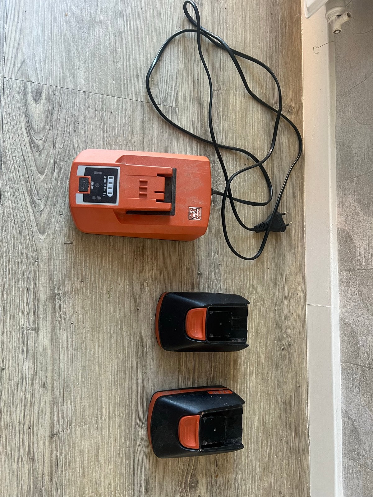 Fein acculader met 2x 18V 3.0 Ah Li-ion accu's, Ophalen of Verzenden, Gebruikt, Minder dan 400 watt, Overige typen