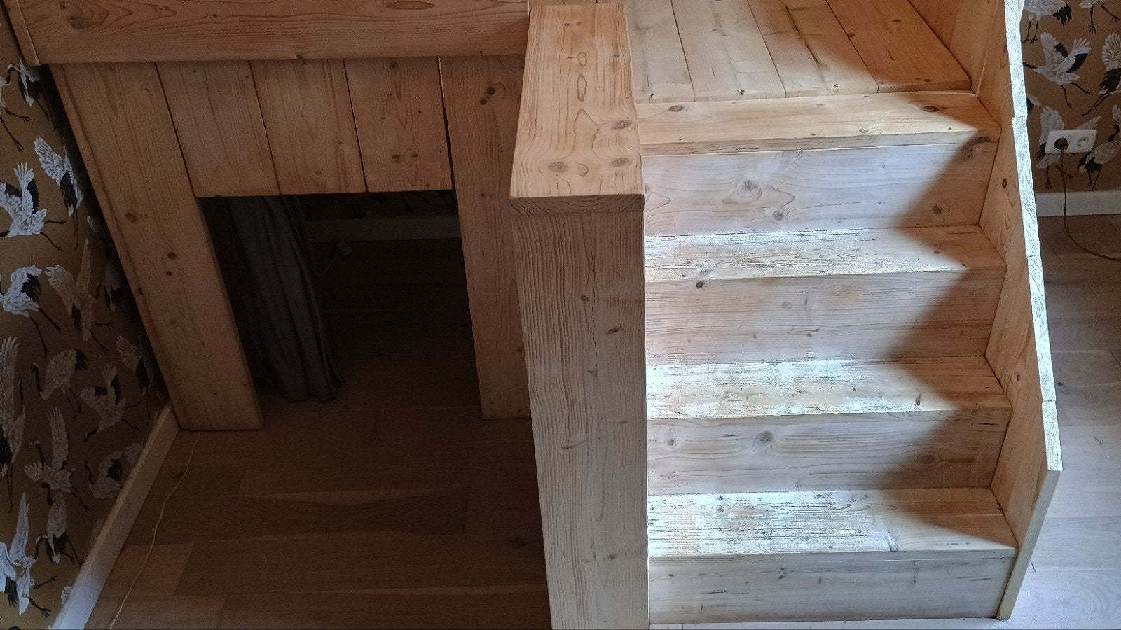 Handgemaakte houten hoogslaper met trap en kast, Ophalen, Gebruikt, 90 cm, Eenpersoons