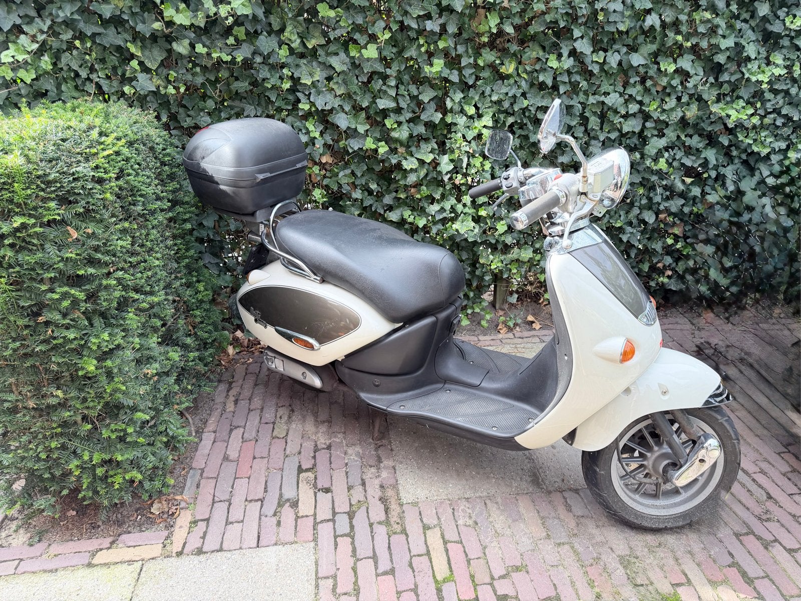 Aprilia Mojito 50cc 2-takt scooter - crème hoes en koffer, Fietsen en Brommers, Ophalen, Tweetakt, Gebruikt, Maximaal 45 km/u