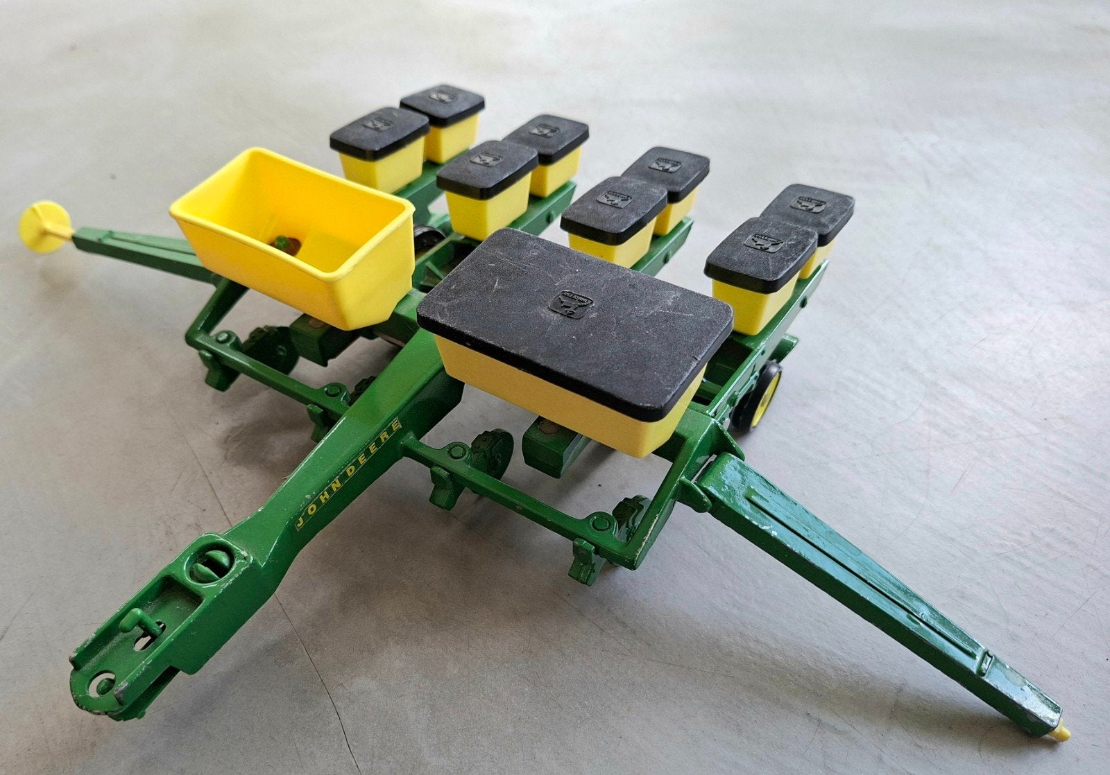 Ertl 1:16 John Deere zaaimachine met gebreken, Ophalen of Verzenden, Tractor of Landbouw, ERTL