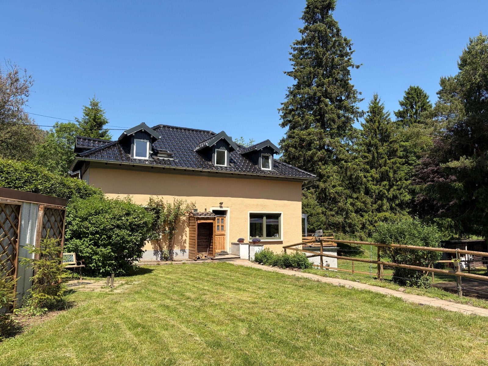 Een idyllisch landhuis met weilanden en eigen bos, Huizen en Kamers, Vrijstaande woning, Hellenthal Duitsland, 1500 m² of meer
