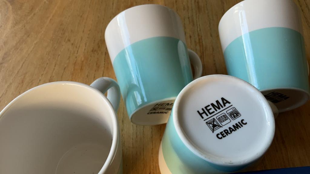 HEMA Ceramic 4 koffie mokken  lichtblauw / roomwit, Gebruikt, Keramiek, Ophalen of Verzenden, Overige stijlen