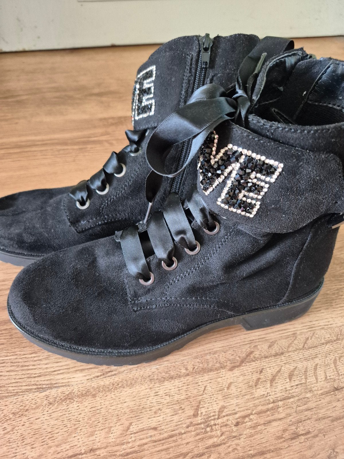 Nieuwe zwarte laarzen met 'LOVE' detail, maat 39, Kleding | Dames, Schoenen, Ophalen of Verzenden, Nieuw, Zwart, Lage of Enkellaarzen