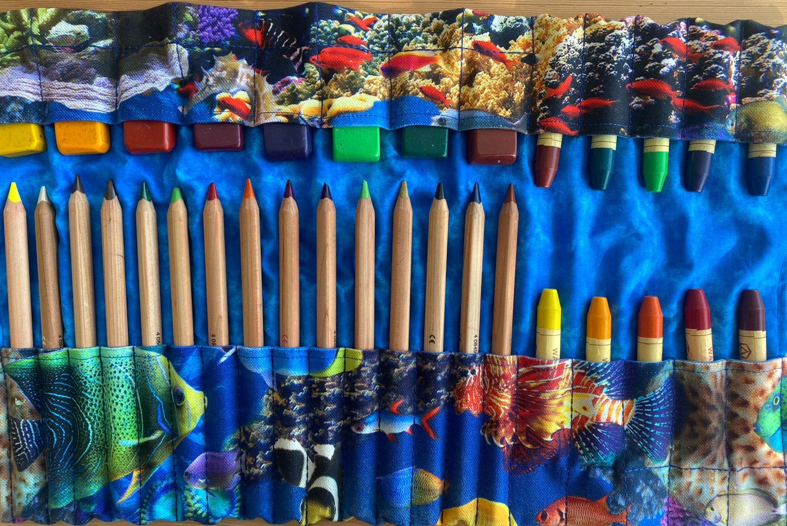 Krijtrol met 15 Potloden 8 blokjes 10 staafjes Vrijeschool, Leeuwarden, Handgemaakt, Nieuw, Ophalen of Verzenden
