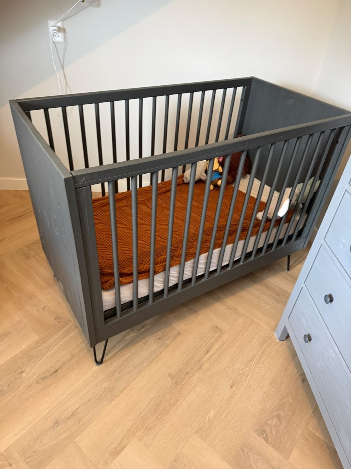 Mooi grijs ledikant met Aerosleep matras (60x120), Kinderen en Baby's, Ophalen, Gebruikt, Ledikant