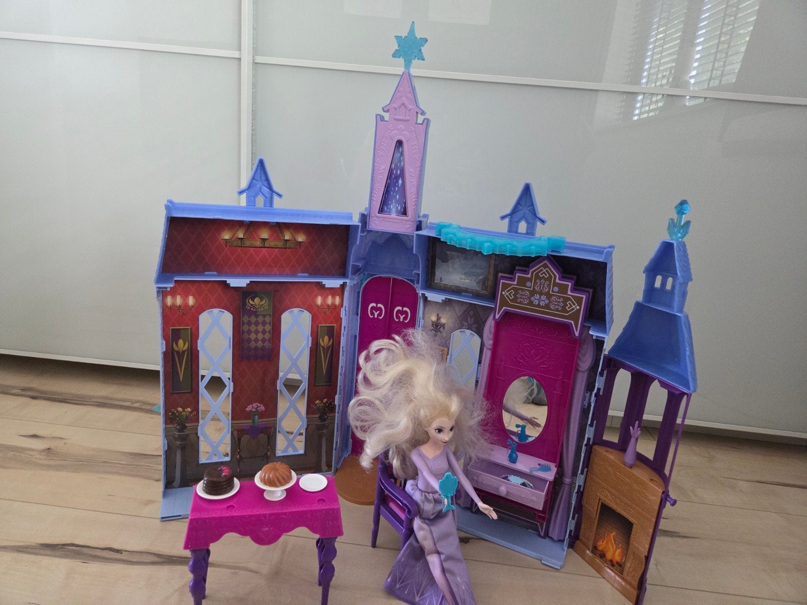 Disney Frozen Elsa's Arendelle Kasteel Poppenhuis, Kinderen en Baby's, Speelgoed | Poppenhuizen, Ophalen, Gebruikt, Poppenhuis