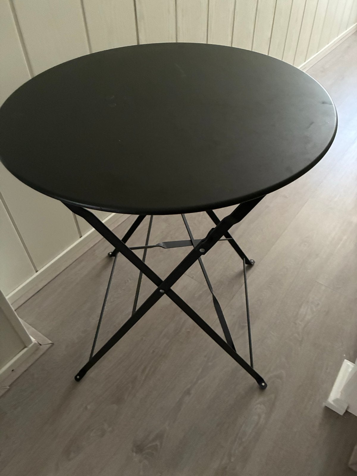 Zwarte ronde inklapbare bistrotafel, Gebruikt, Rond, Tot twee personen, Metaal