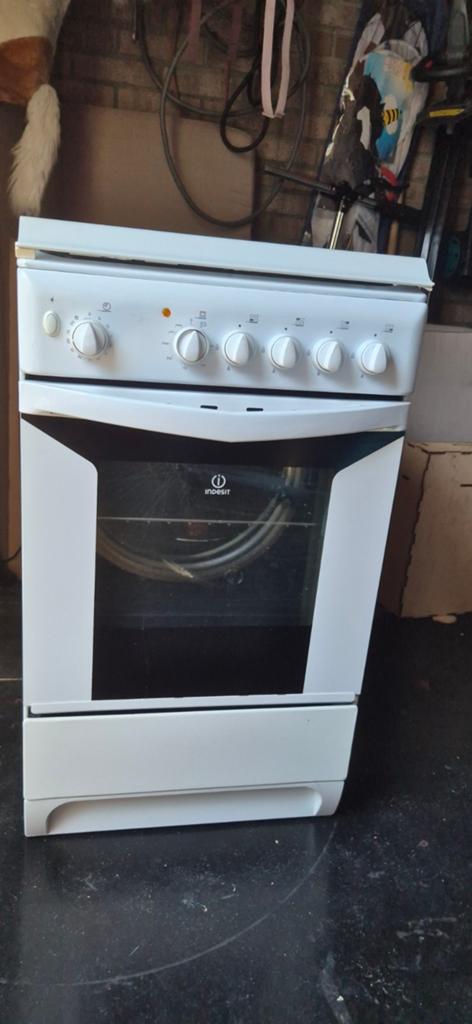 Indesit wit gasfornuis, Gebruikt, Gas, Vrijstaand, 85 tot 90 cm