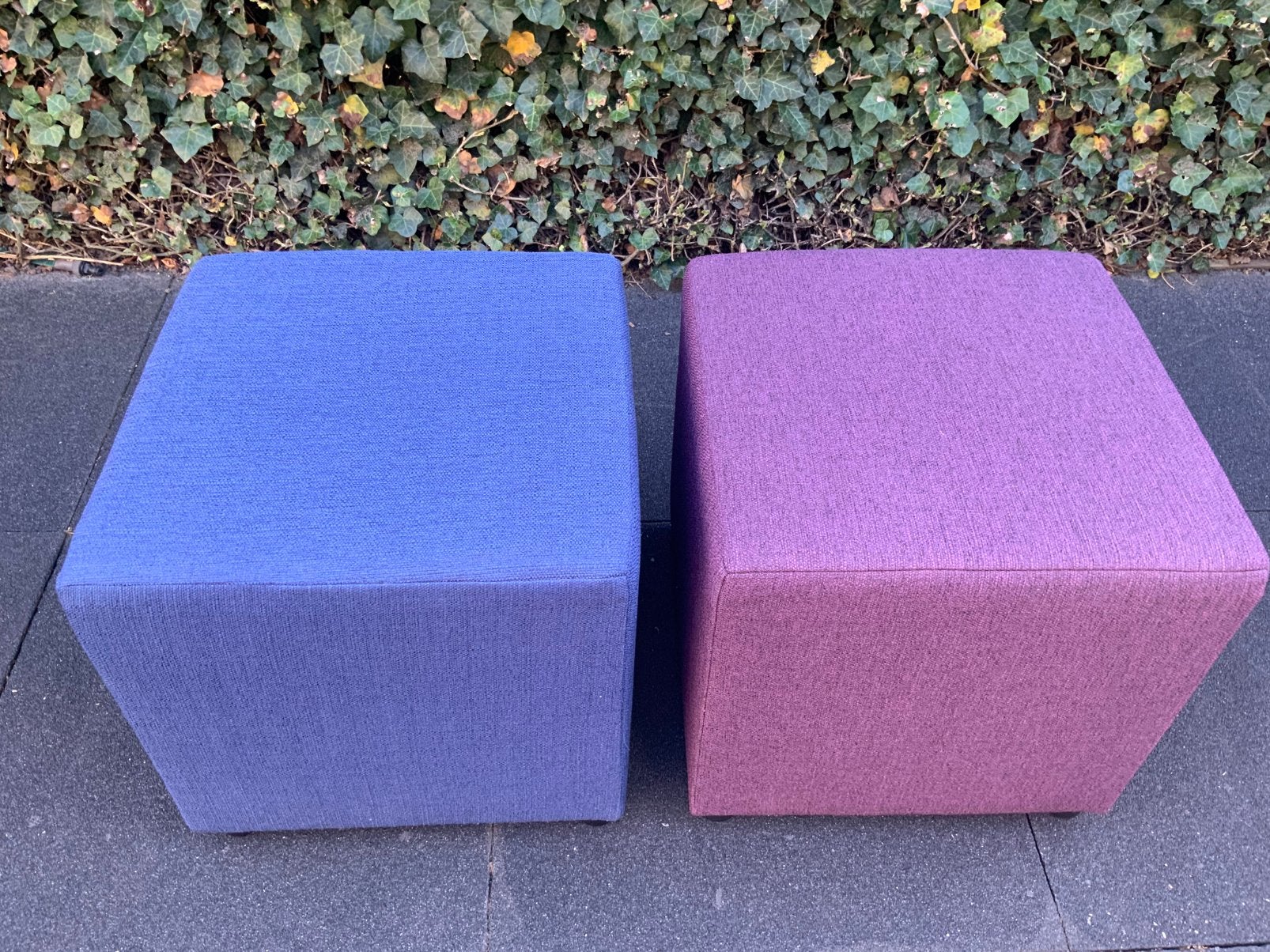2 poefjes blauw en paars, Ophalen, Zo goed als nieuw