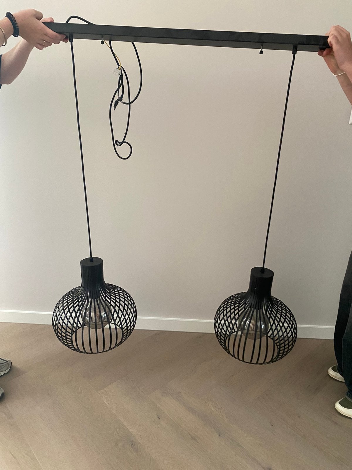 Prachtige hanglamp met 2 metalen draad kappen, Ophalen of Verzenden, Zo goed als nieuw