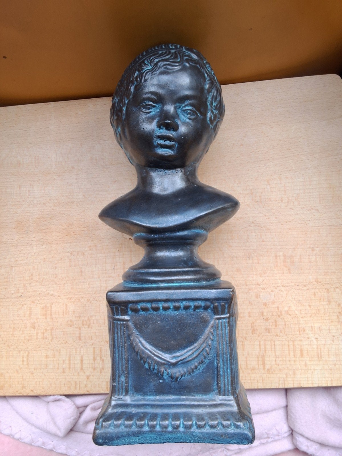 Antieke buste van een kind op sokkel brocante curiosa, Overige onderwerpen, Buste, Gepatineerd, Ophalen of Verzenden
