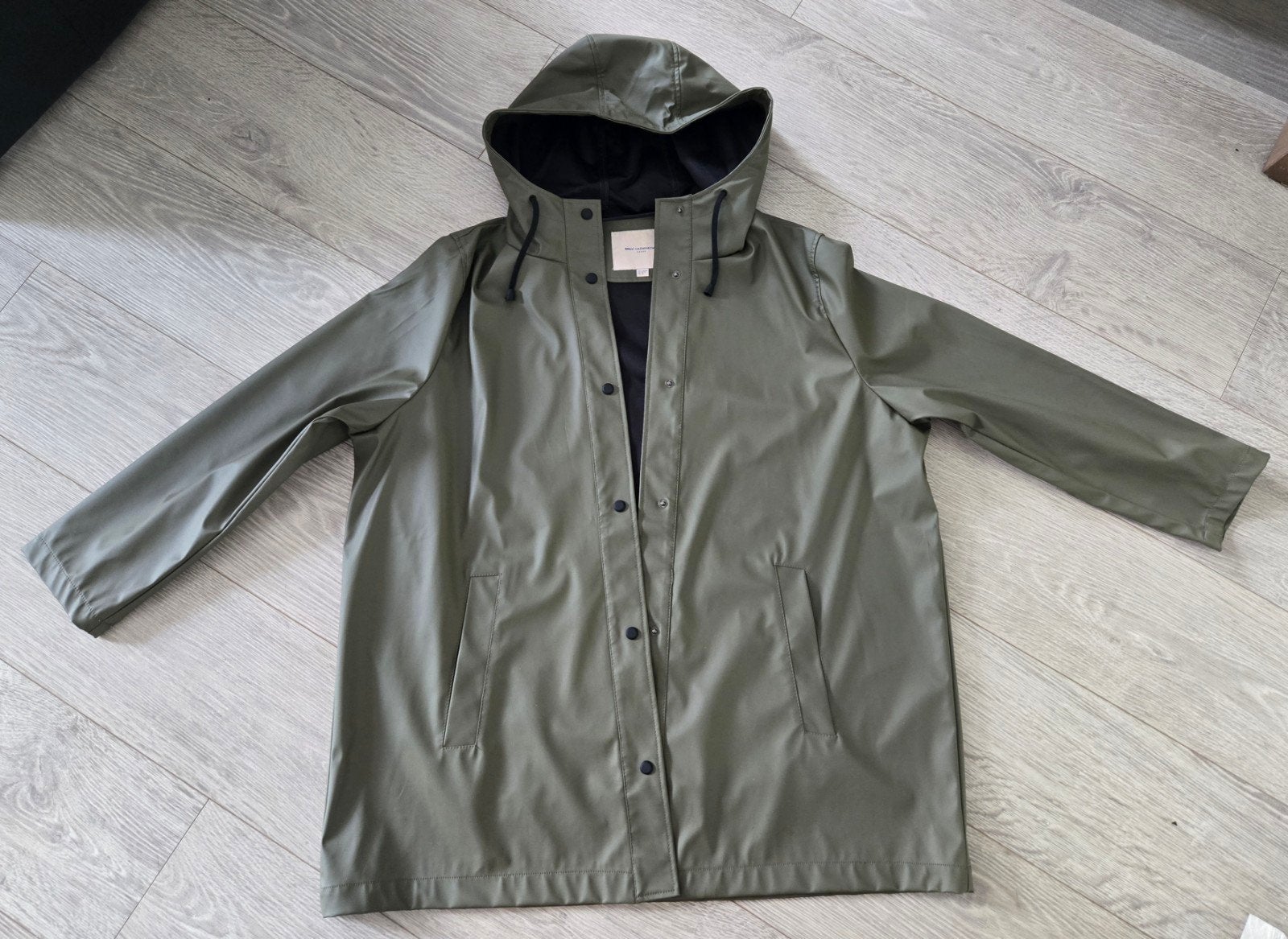 ONLY Carmakoma groene regenjas maat L (50-52), Kleding | Dames, Grote Maten, Zo goed als nieuw, Jas of Mantel, Groen, Ophalen of Verzenden