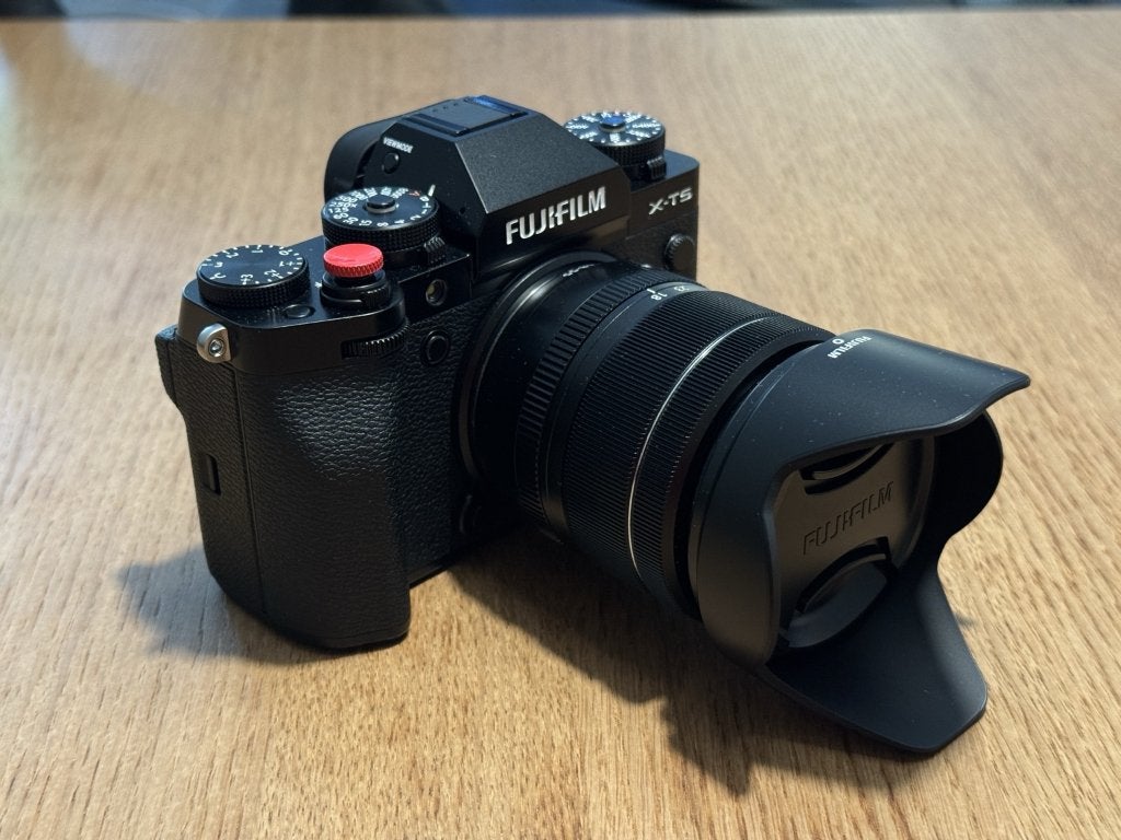 Fuji X-T5 Zwart + XF 18-55mm F2.8-4 R LM OIS, Audio, Tv en Foto, Fotocamera's Digitaal, Ophalen, Bluetooth, Zo goed als nieuw