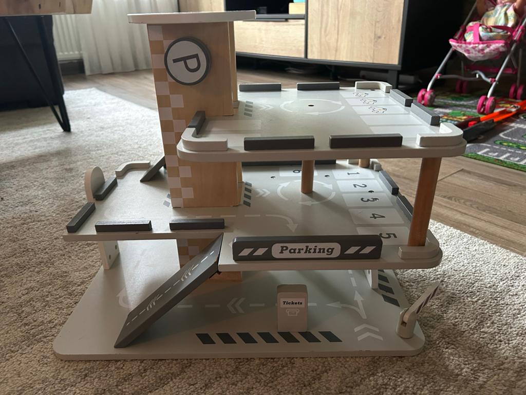 Houten parkeergarage - Zo goed als nieuw, Kinderen en Baby's, Speelgoed | Hobbelfiguren, Ophalen of Verzenden, Zo goed als nieuw