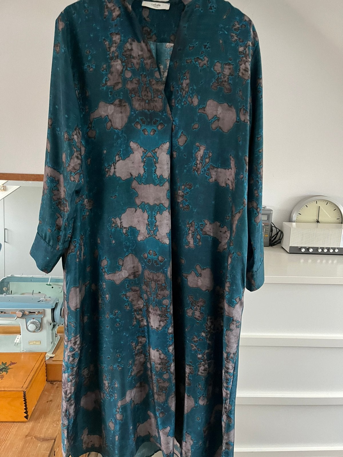 Zijde jurk La Salle Amsterdam maat 38/40, Kleding | Dames, Ophalen of Verzenden, Zo goed als nieuw, Maat 38/40 (M), Onder de knie