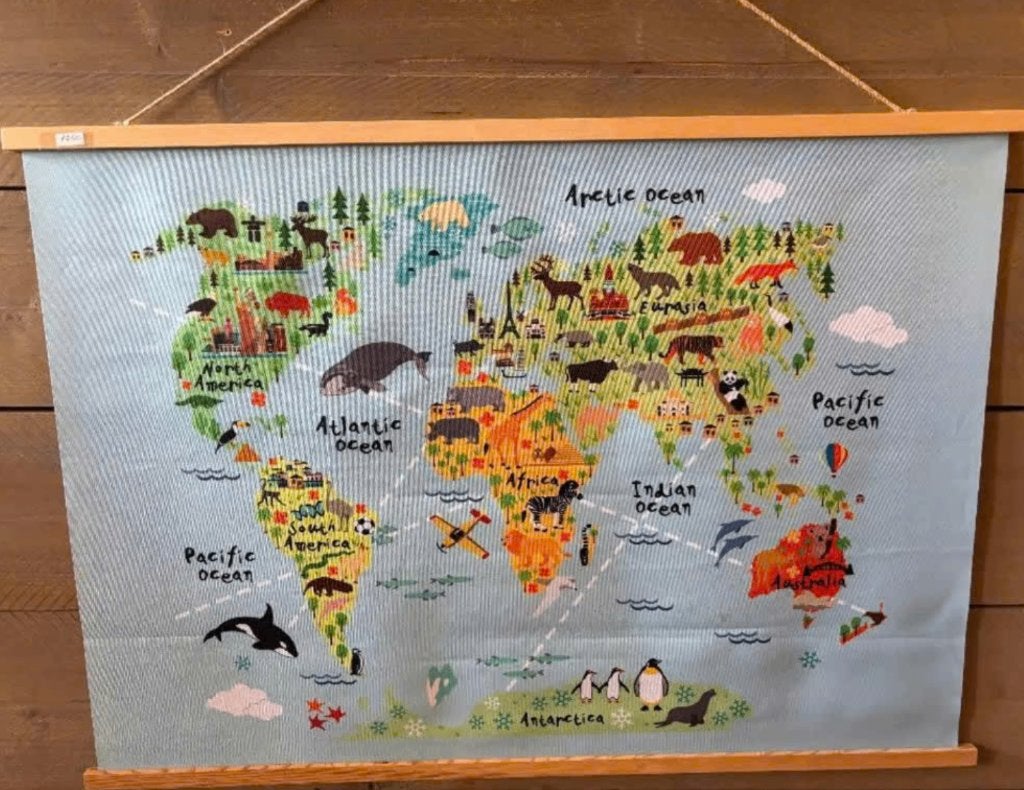 Wereldkaart van linnen met afbeeldingen dieren (88 x63), 88 cm, 63 cm, Ophalen of Verzenden, Zo goed als nieuw