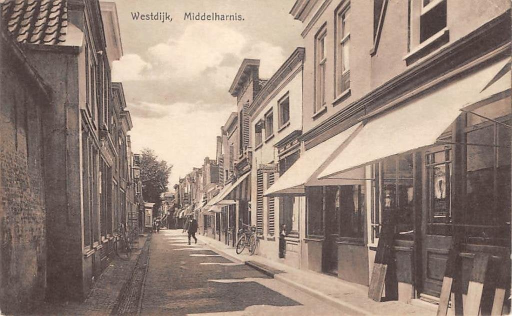 Middelharnis Westdijk met winkelpanden Goeree-Overflakkee, Ophalen of Verzenden, 1920 tot 1940, Gelopen, Zuid-Holland
