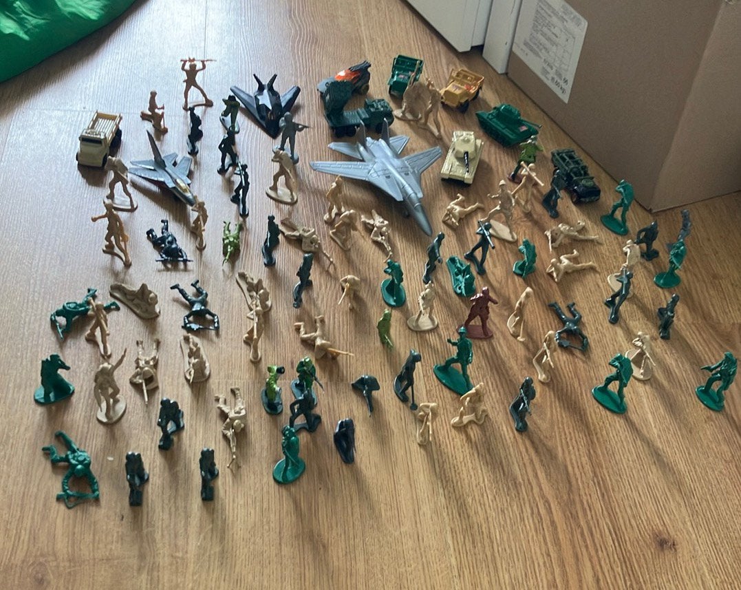 Een hele buld met leger poppetjes en leger viertuigen, Verzamelen, Ophalen of Verzenden, Zo goed als nieuw