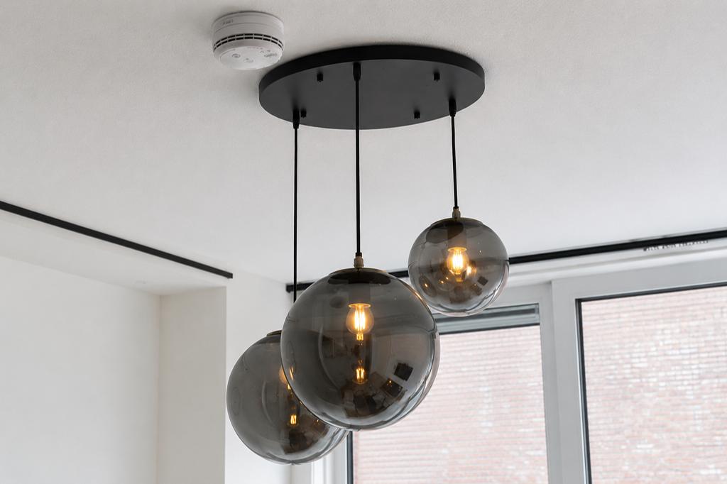Hanglamp met 3 verstelbare smokeglas bollen, Huis en Inrichting, Lampen | Hanglampen, Ophalen, Zo goed als nieuw, Glas, 75 cm of meer