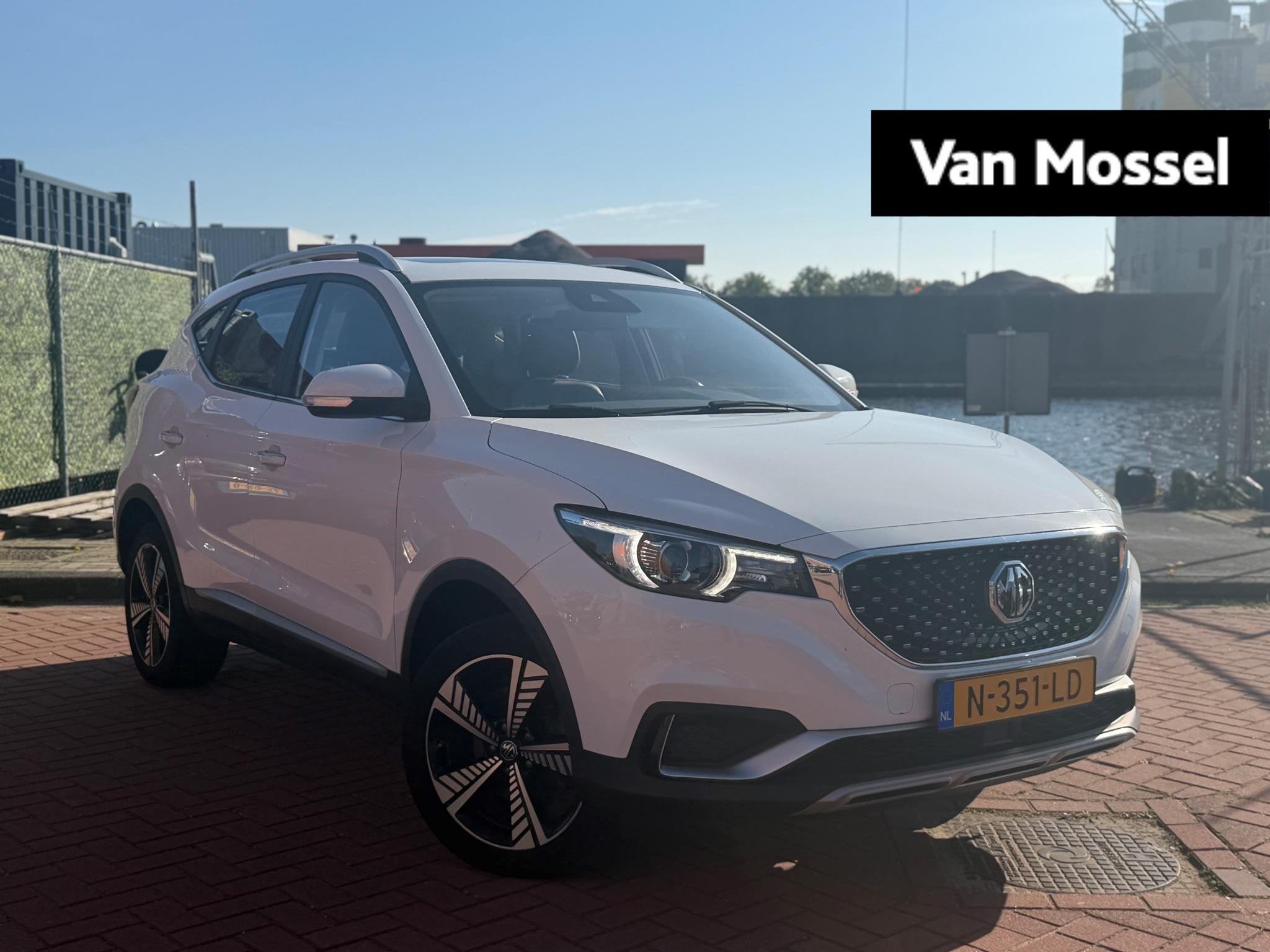 MG ZS EV Luxury 45 kWh | Panoramadak | Camera | Navi | CarPl, Auto's, Gebruikt, 143 pk, ZS, 1507 kg