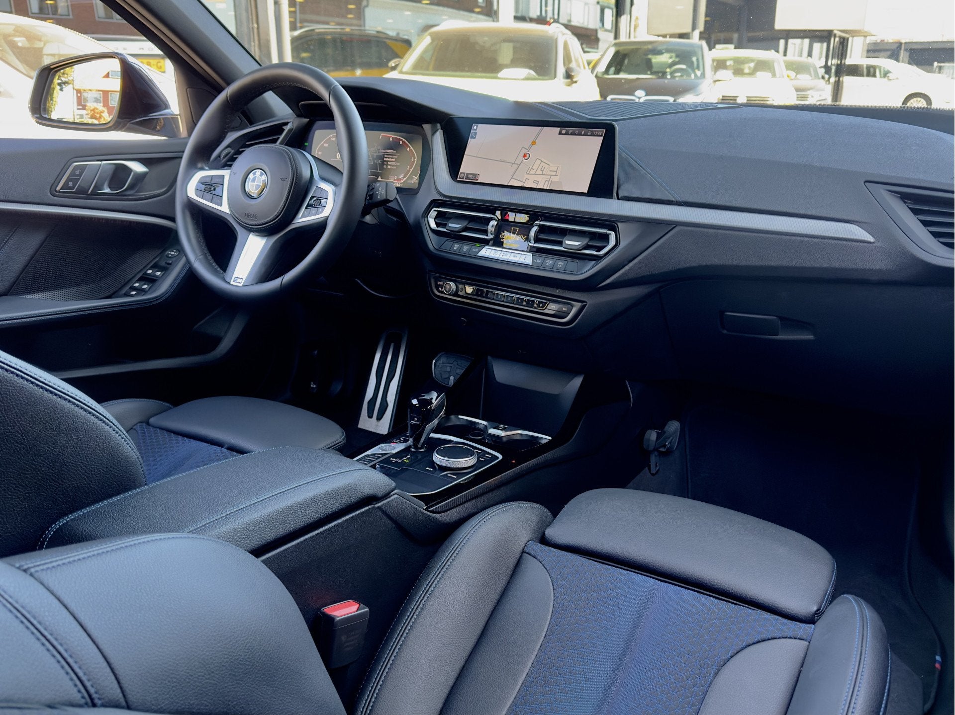 BMW 1-serie 118i AUT7 M-SPORT EXECUTIVE LEDER NAVI CAMERA DI, Dealer onderhouden, 136 pk, Gebruikt, Leder en Stof