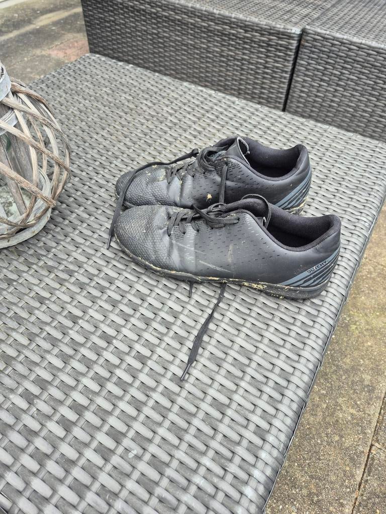 Voetbal schoenen met lage noppen. Maat 40 Merk Dutchy, Maat XS of kleiner, Ophalen, Schoenen