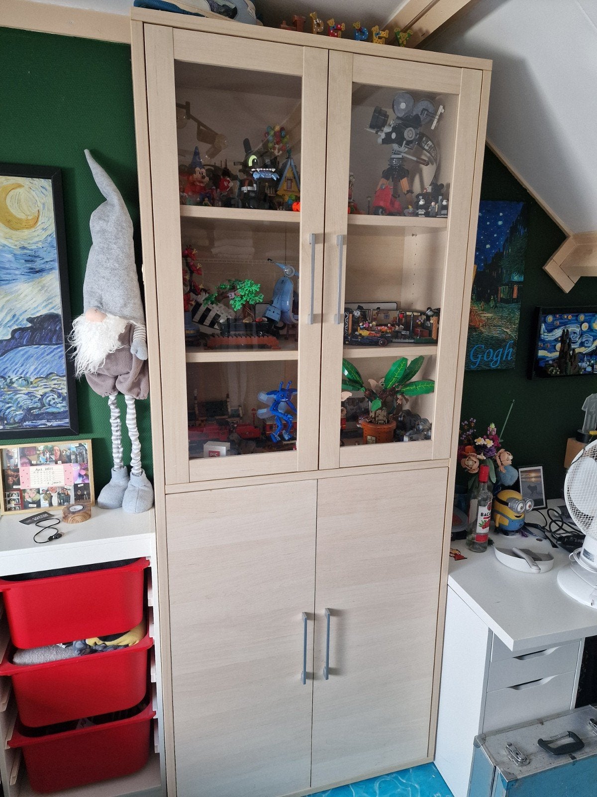 Hoge kast met glazen en dichte deuren, 25 tot 50 cm, Gebruikt, Met deur(en), Glas