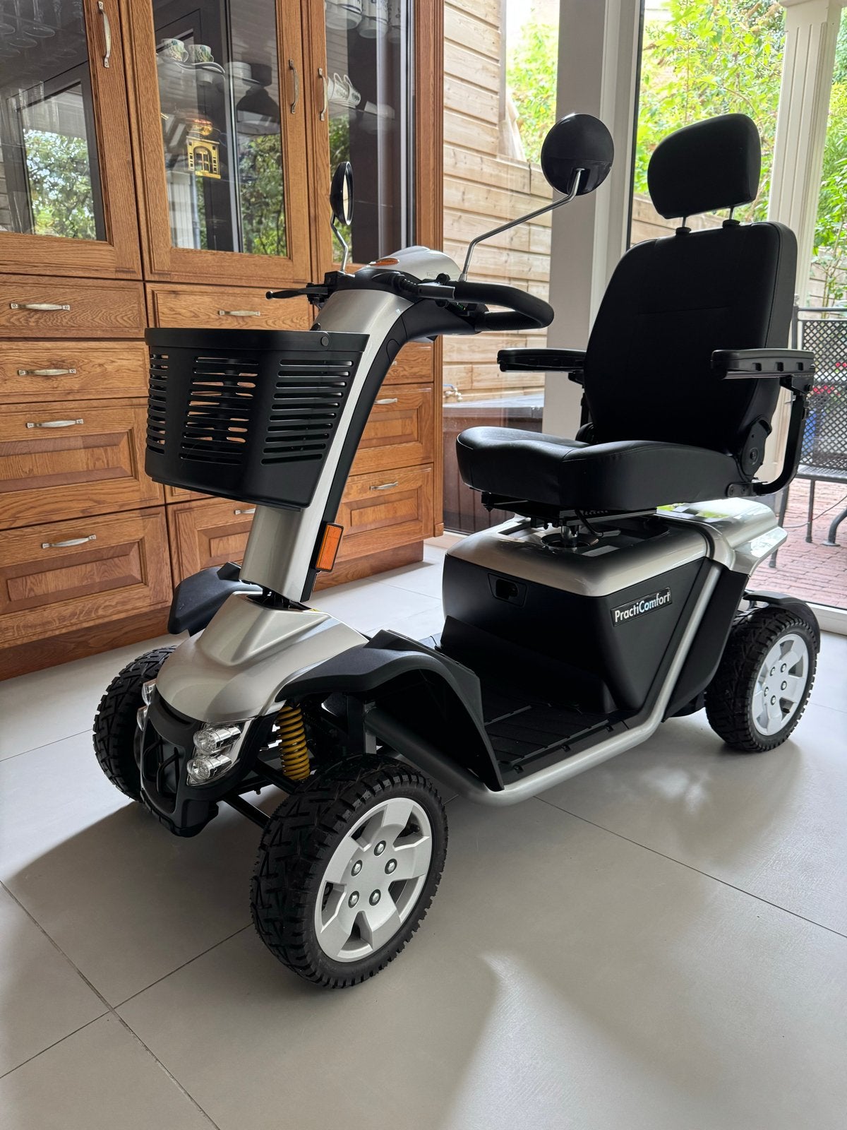 Stoere 4-wiel scootmobiel met mand en diverse accessoires, Ophalen, Zo goed als nieuw, 36 t/m 45 km, 16 km/u of meer