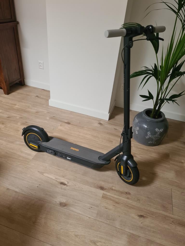 Ninebot elektrische step, Ophalen, Zo goed als nieuw, Elektrische step (E-scooter), Ninebot