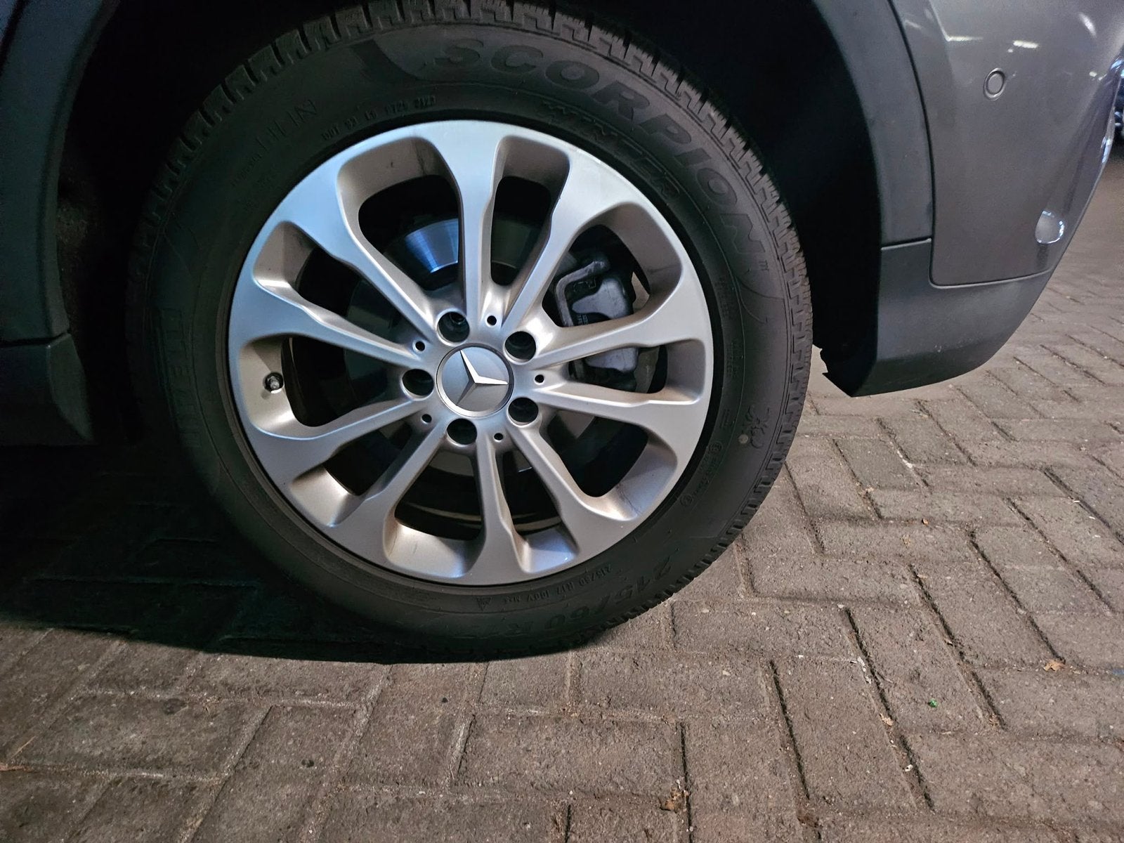 Mercedes 17 inch velgen met nieuwe winterbanden Pirelli, Auto-onderdelen, Banden en Velgen, Ophalen, 18 inch, 215 mm, Banden en Velgen