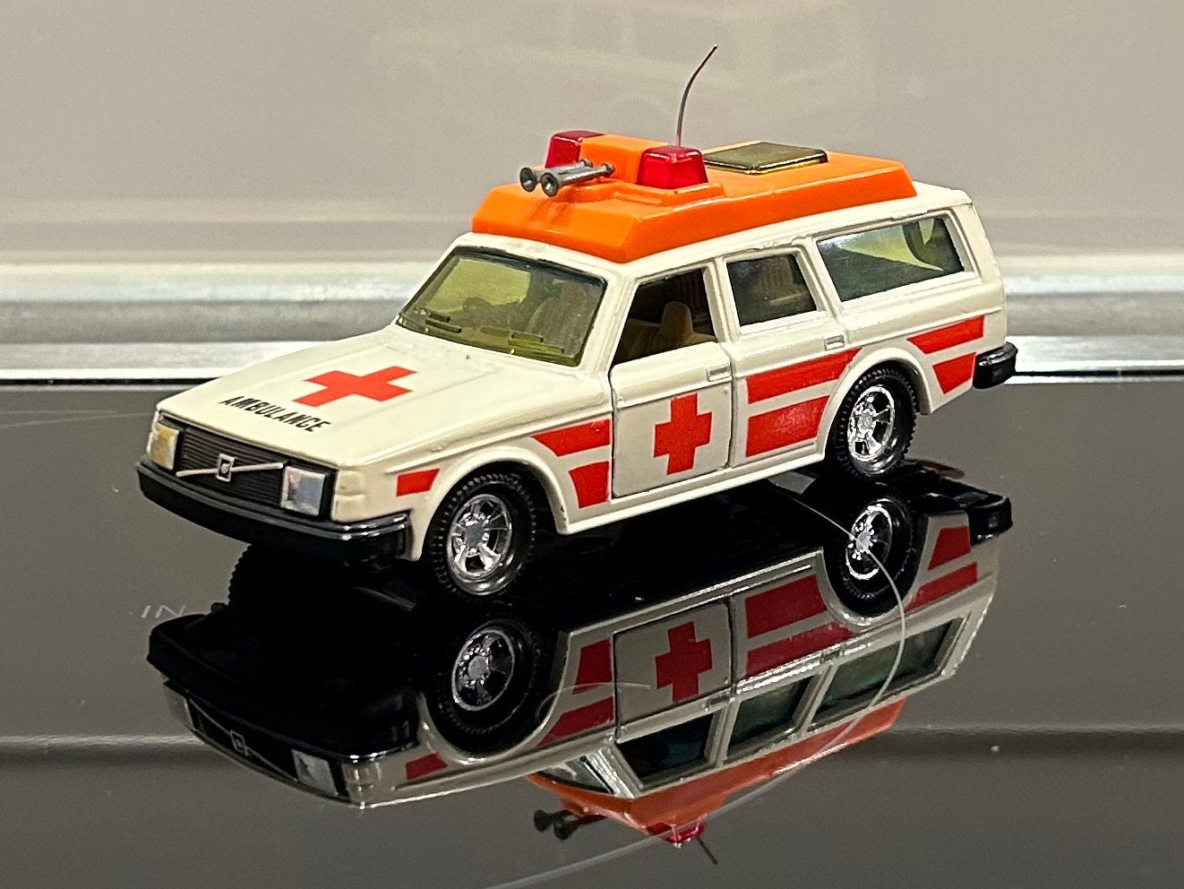Matchbox Superkings Volvo Estate Ambulance, Hobby en Vrije tijd, Modelauto's | Overige schalen, Ophalen of Verzenden, Zo goed als nieuw